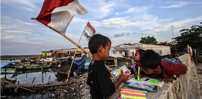 Anak Nelayan Menggambar