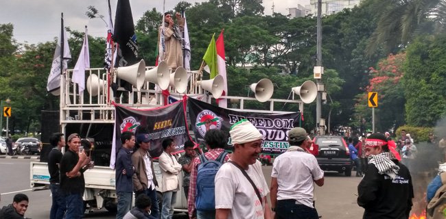 Demonstran Nyanyikan Lagu Terakhir Imam Samudera Sebelum Dieksekusi Mati