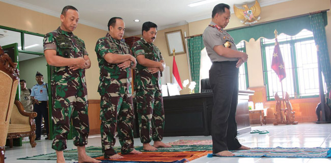 Panglima TNI, KSAD Dan KSAL Jadi Makmum Kapolri Tito