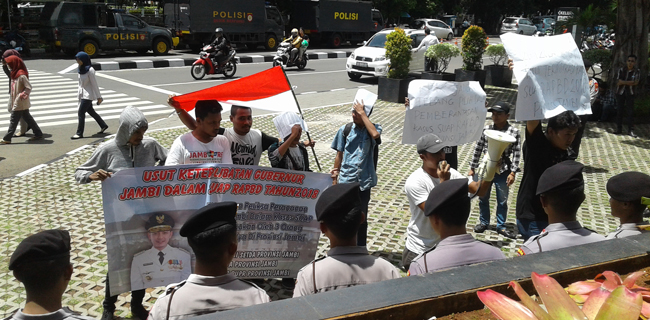 Mahasiswa Jambi Desak KPK Periksa Gubernur Zumi Zola