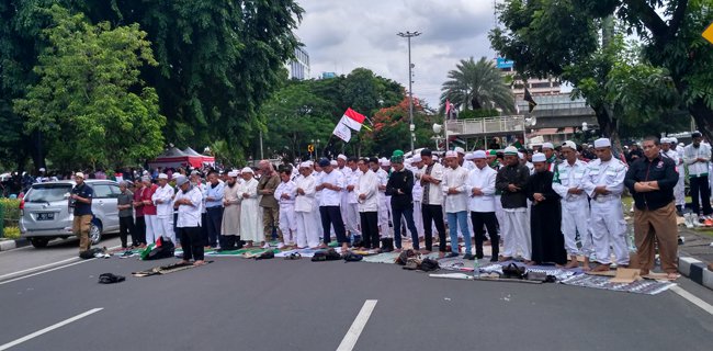Peserta Aksi Bela Palestina Salat Dzuhur Di Depan Kedubes AS Jakarta