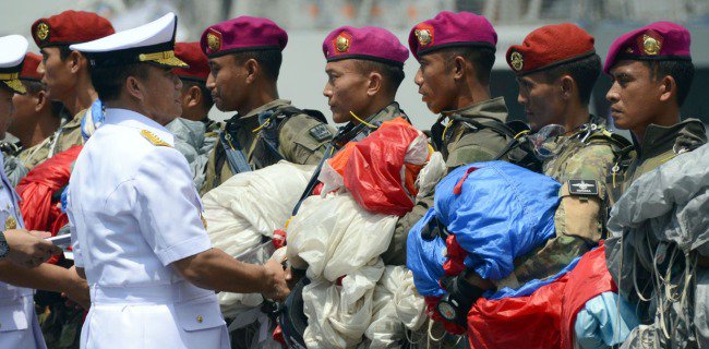 Aksi Penerjun Taifib-1 Marinir Meriahkan HUT-72 Armada RI