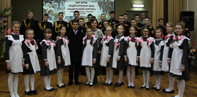 Dubes Yuddy Bagikan Buku Cerita Rakyat Indonesia Ke Sekolah Kadet Di Kyiv