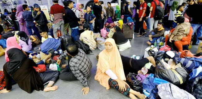 Calon Penumpang Selonjoran Di Lantai Stasiun Pasar Senen