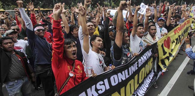 Perjuangan Sopir Taksi Online