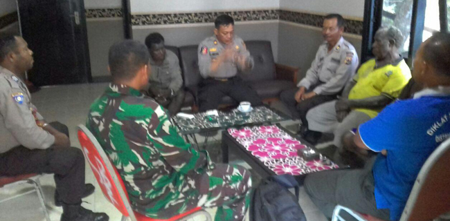 Prajurit TNI Bersama Polisi Mediasi Pemalangan Di Kampung Kaugapa