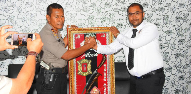 Tegas Menindak Waria, Kapolres Aceh Utara Dihadiahi Rencong