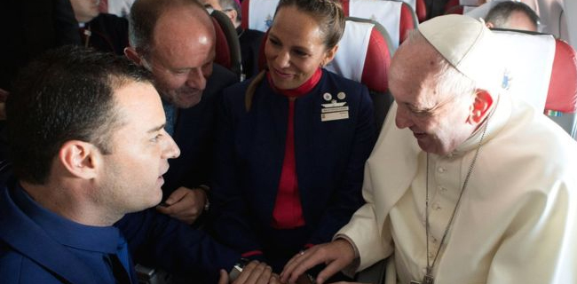 Paus Fransiskus Pimpin Pernikahan Awak Kabin Di Dalam Pesawat