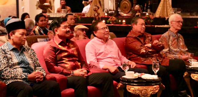 RR Diapit SBY Dan Panglima TNI Di Perayaan HUT Jaya Suprana