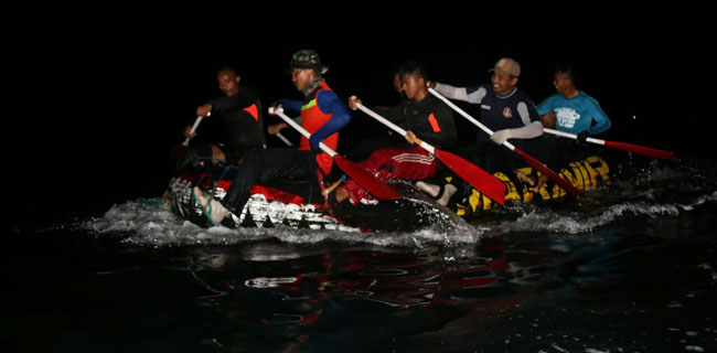 Ratusan Atlet Marinir Uji Nyali Dayung Selat Sunda Di Malam Hari