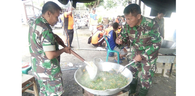 Prajurit TNI Memasak Untuk Warga Korban Banjir