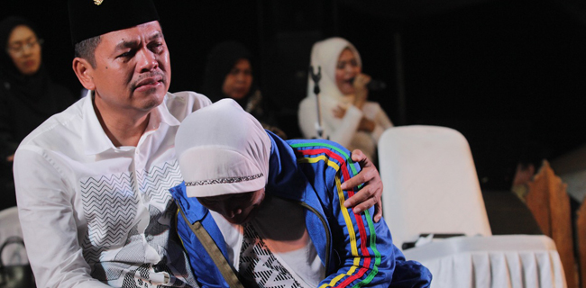 Dedi Mulyadi Peluk Wanita Paruh Baya Pedagang Ikan Asin