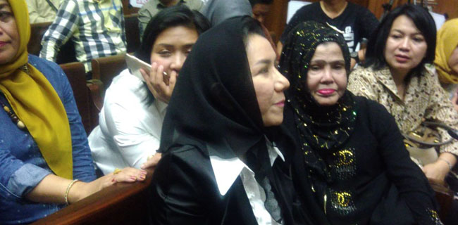 Bupati Rita Hanya Jual Beli Tas Dengan Dokter Sonia