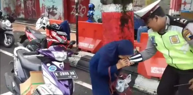 Kunci Motornya Dicabut, Ibu Ini Gigit Tangan Polisi Sampai Berbekas Dalam