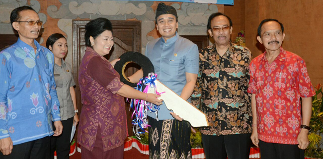 Putu Supadma Bantu Karangasem Satu Mobil Perpustakaan Keliling