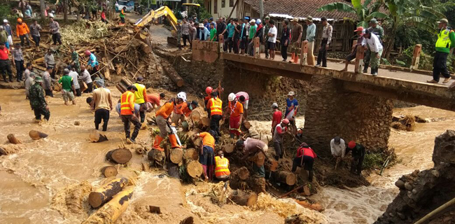 Pramuka Peduli Bantu Evakuasi Korban Longsor Brebes