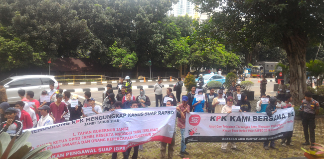 Demonstran Desak KPK Tahan Gubernur Zumi Zola