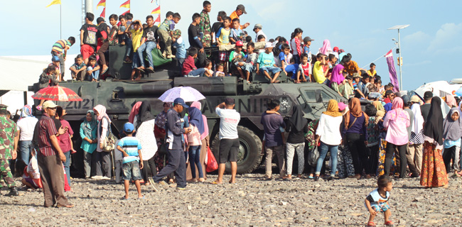 Tunggangi Tank Marinir