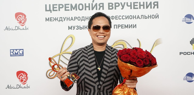 Sandhy Sondoro Terima Bravo Awards Di Kremlin Palace