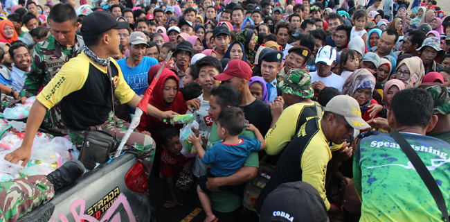 Marinir Bagikan Makanan