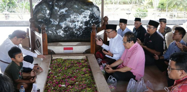 Ketika Rizal Ramli Tafakur Di Makam Bung Karno (1)