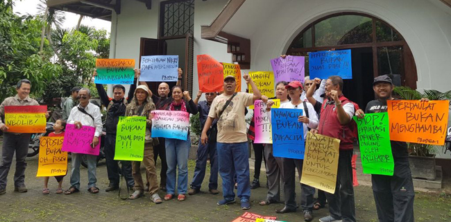 Aktivis Prodem Gelar Aksi "Rakyat Menggugat" Di Gedung Indonesia Menggugat