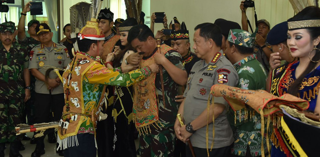 Panglima TNI Dan Kapolri Dapat Gelar Kehormatan Adat Dayak