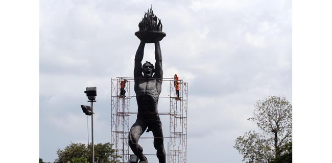 Bersihkan Patung Senayan