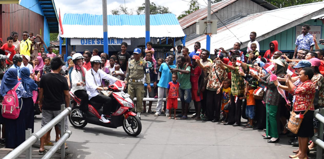 Presiden Jokowi-Iriana Berboncengan Naik Motor Listrik Di Asmat