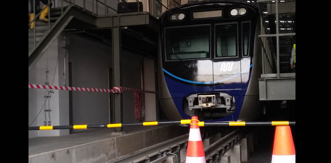 1 Rangkaian Kereta MRT Sudah Tiba Di Lebak Bulus