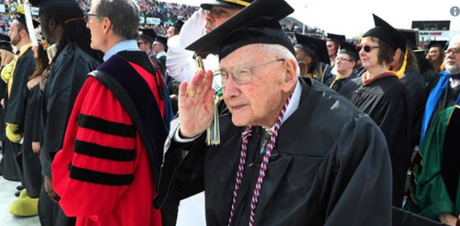 Veteran Pilot AU Di Perang Dunia II Ini Dapat Gelar Sarjana Di Usia 96 Tahun