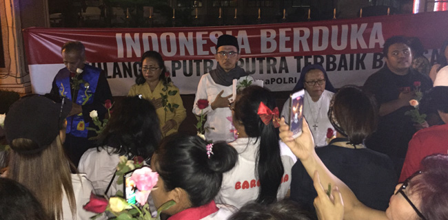 Kelompok #KamiBersamaPolri Doa Bersama Di Depan Mabes Polri