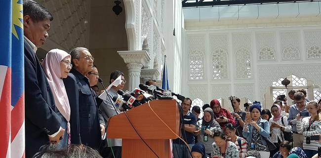 Mahathir Mohamad Patahkan Dua "Kartu Sakti" Najib Razak Di Pemilu Malaysia