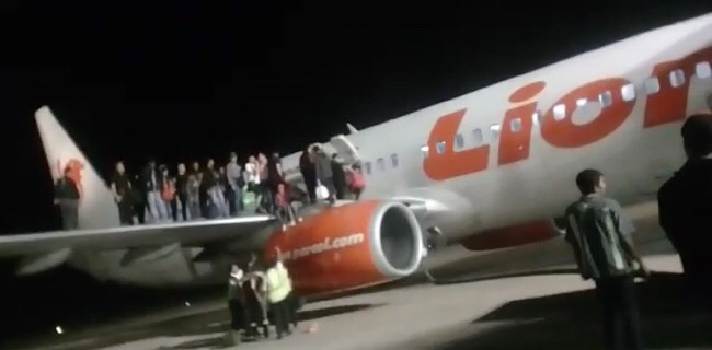 Penumpang Lion Air Berhamburan Loncat Dari Sayap Pesawat