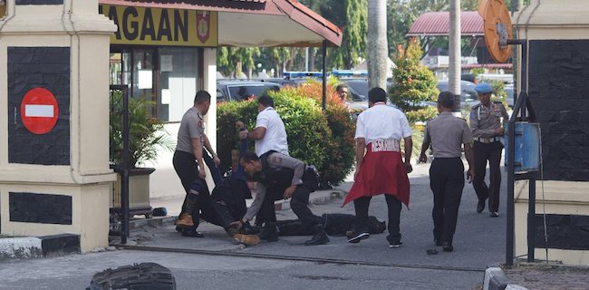 Tiga Orang Tergeletak Di Mapolda Riau