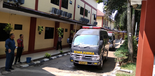 Dua Mobil Ambulans Bergerak Tinggalkan RS Polri
