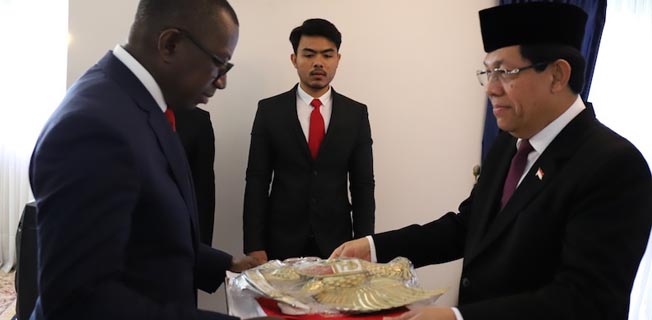 Dubes RI Dakar Lantik Konsul Kehormatan RI Di Banjul