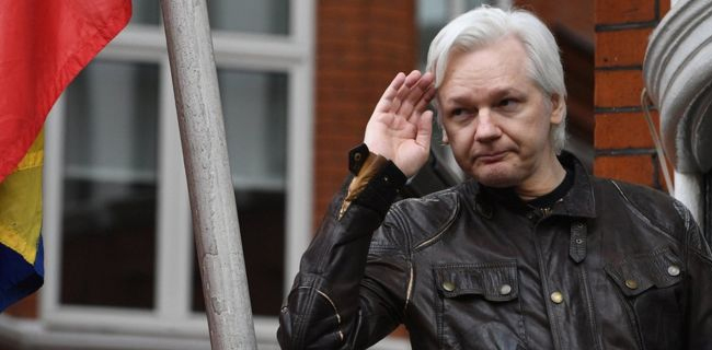 Pamela Anderson Minta Bantuan Kanye West Bebaskan Julian Assange