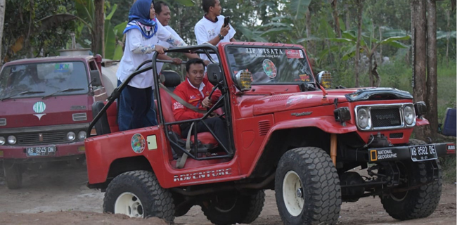 Menpora Nyetir Jeep Sambil Bagikan Kaos Asian Games Di Tebing Breksi