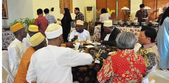 Tokoh Muslim Tanzania Hadiri Open House Dubes Ratlan