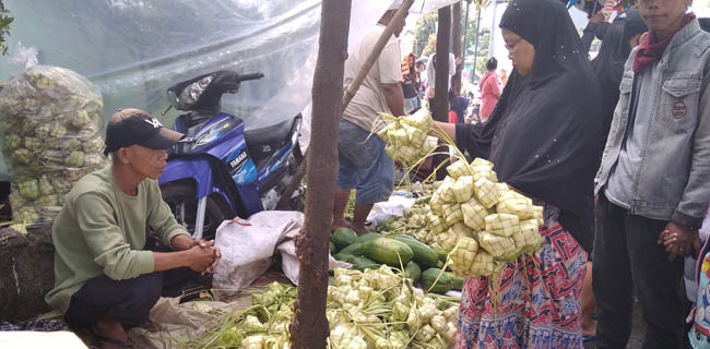 Pasar Ciputat Banjir Pedagang Kulit Ketupat Dari Serang