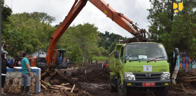 Kementerian PUPR Kirim Alat Berat Ke Bencana Banjir Di Banyuwangi