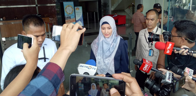 Inneke Koesherawati Bungkam Usai Diperiksa Soal Mobil
