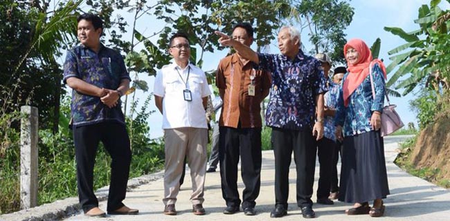 Pimpinan DPR Salurkan Bantuan Pembangunan Jalan Desa