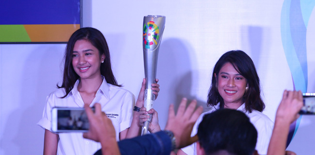 Dian Sastro-Mikha Tambayong Bawa Obor