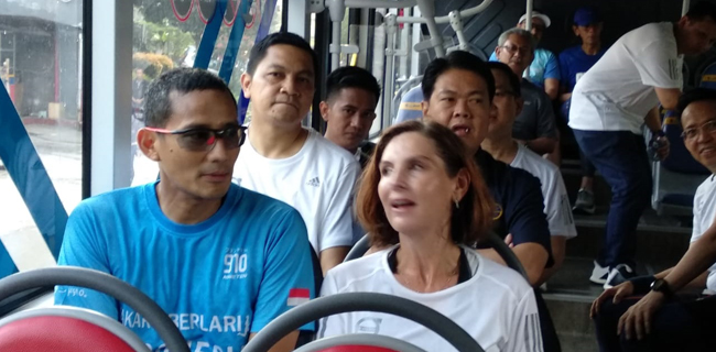 Sandi Ajak Dubes Swedia Naik TransJakarta Sebelum Pensiun