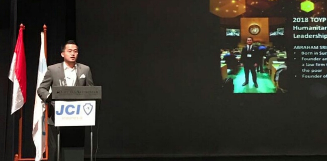 Konsisten Entaskan Kebodohon Abraham Sridjaja Raih Penghargaan JCI