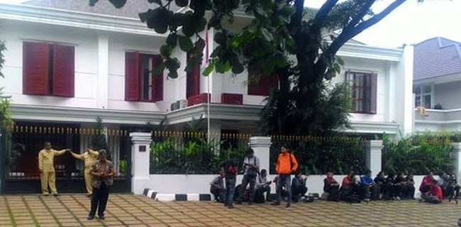 Jelang Pendaftaran, Ada Kepulan Asap Putih Di Depan Rumah Prabowo