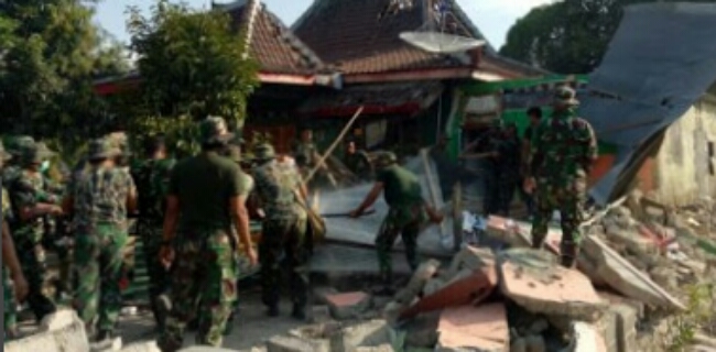 Puing Bangunan Akibat Gempa Mulai Dibersihkan