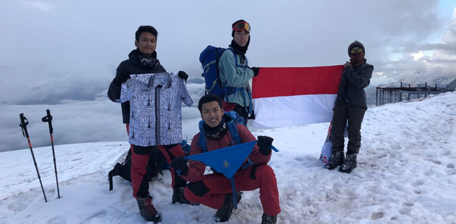 Pelajar SMA 68 Jakarta Summit Attack Elbrus